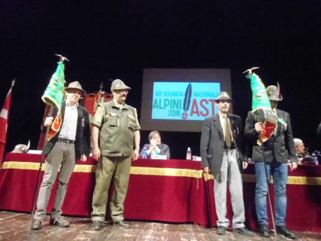 Asti — consegna del gagliardetto al Gruppo Autonomo Slovacchia
